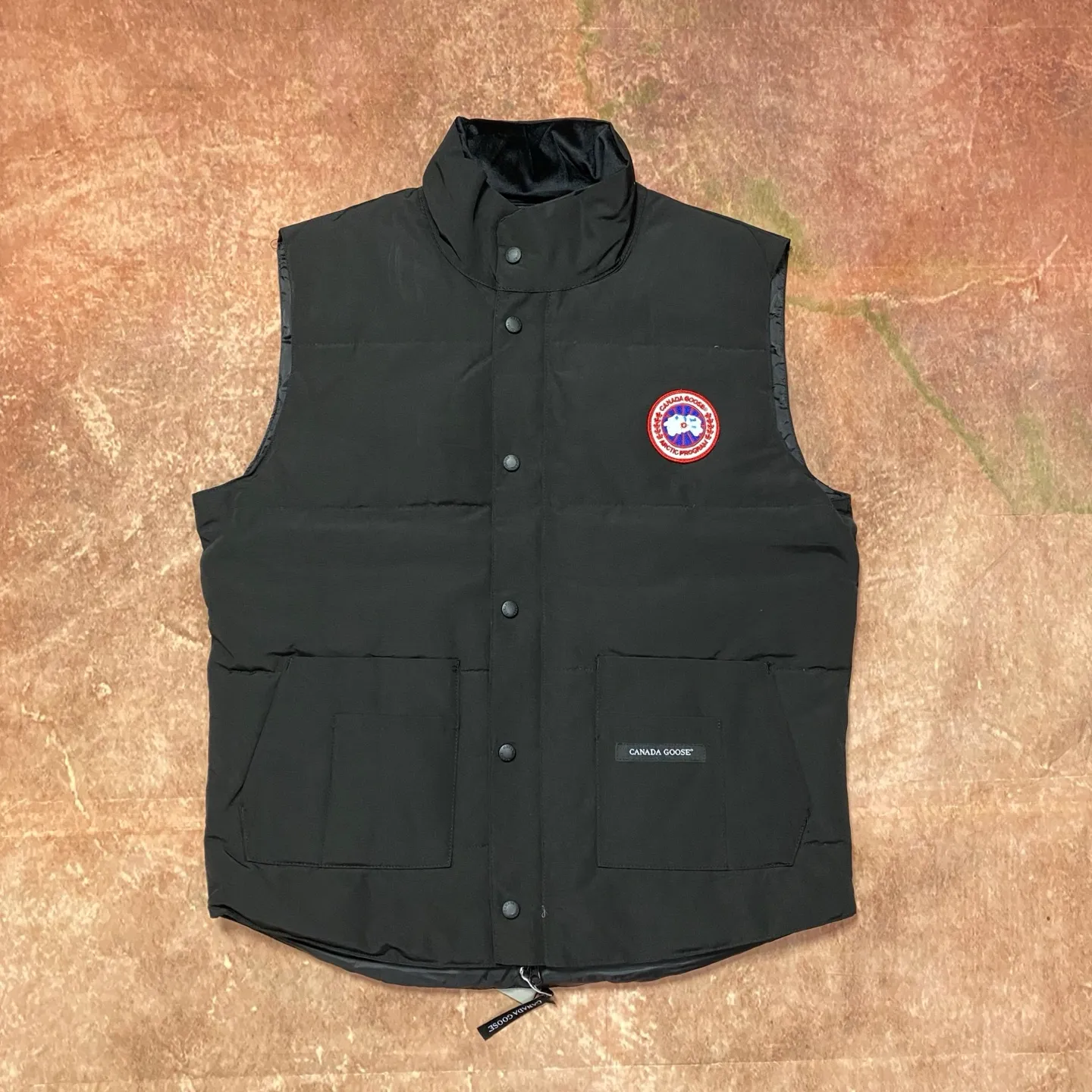 P400 Black] Canada Goose#Freestyle Canadian Crew 4154M Men’s and Women’s Vest Down# ➖ Imported Behringer embroidery machine with customized 10,000-needle embroidery logo! ➖ Imported 21-count polyester-cotton blended original fabric, using Feather-Light 10D waterproof coating fabric, made of 84.5% polyester fiber and 15.5% cotton, 100% the best feel in the entire network! ➖ The official website synchronizes the national standard 80 white duck down, and will never mislead by false claims such as 90 down or goose down! ➖ 100% nylon lon lining with double double-layer sealing design to prevent velvet from running away. Top-grade polar fleece is used in the collar and pockets to keep warm and comfortable! ➖ Yoshida YKK provides original custom-made electroplated sliders. YKK two-way lockable zippers are tight and smooth and will not peel off paint! ➖ 3M composite original Velcro is durable, and all accessories and hardware are disassembled and customized! ⛔No slander, no exaggeration, no need for too much copywriting, because it is focused, it is professional!  SIZE: M L XL XXL